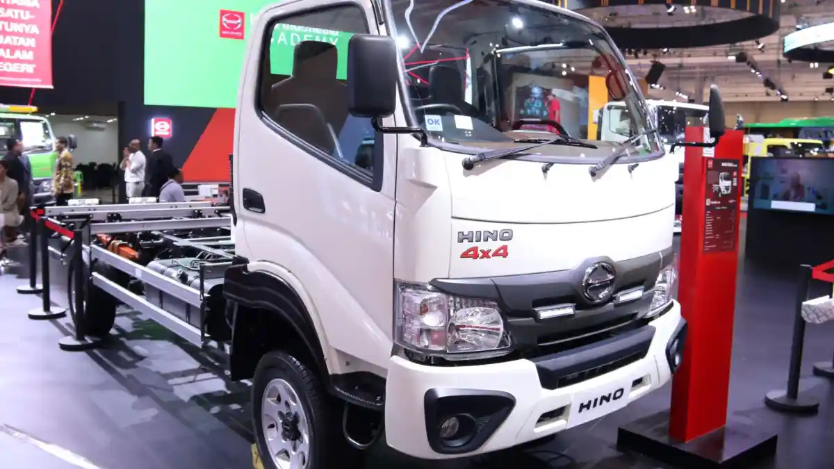 Foto - Adu Gengsi Dua Model Baru Hino Terjun Ke Wilayah Tambang