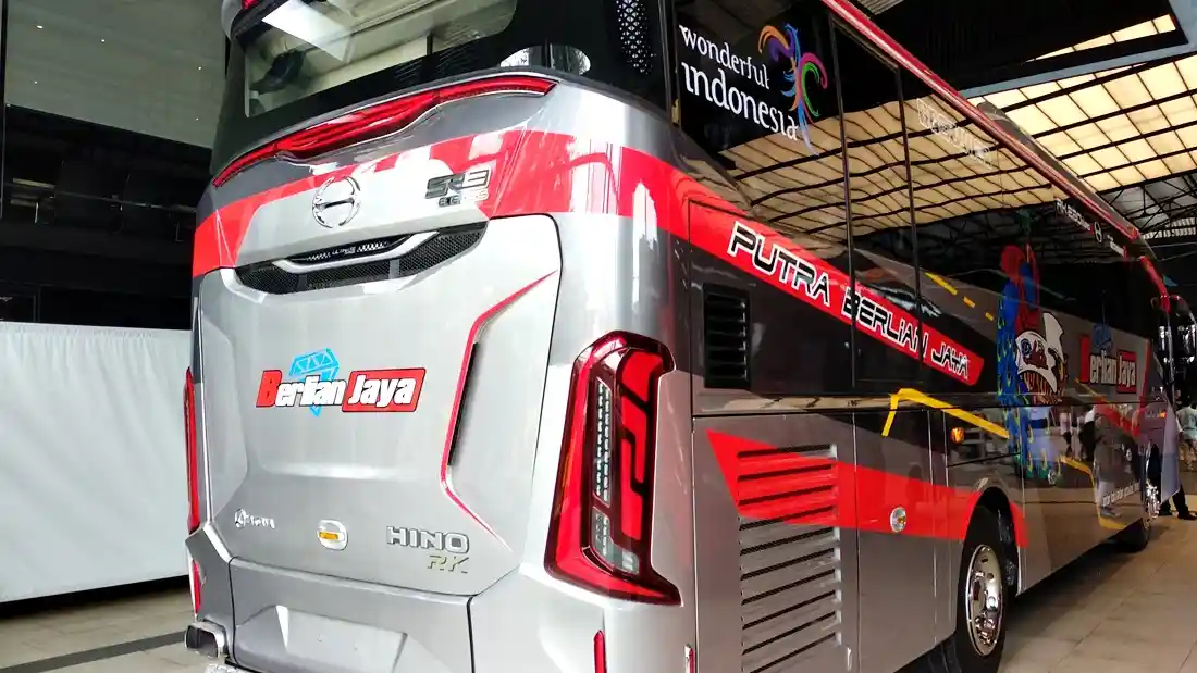 Foto - Tiga Tonggak Hino Di Pasar Bus Indonesia