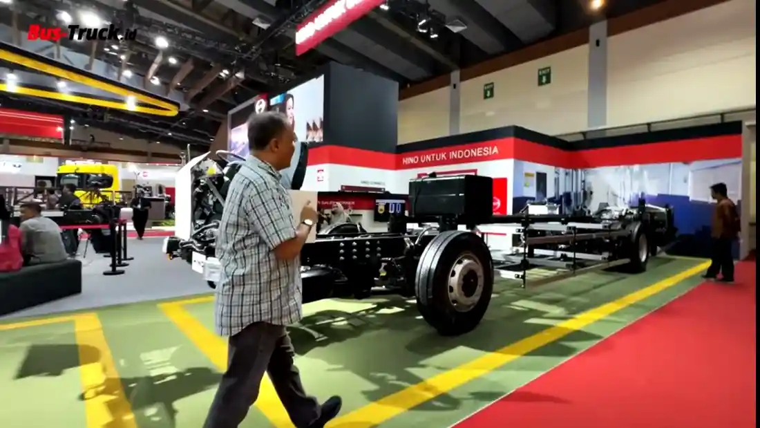 Foto - Bus Hino RM 280 ABS Jelajahi Sulawesi