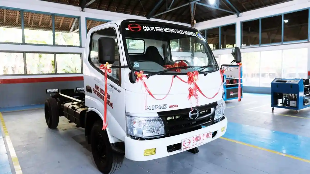 Truk - Hino Buka Kelas Industri Hino Di SMKN 5 Makassar