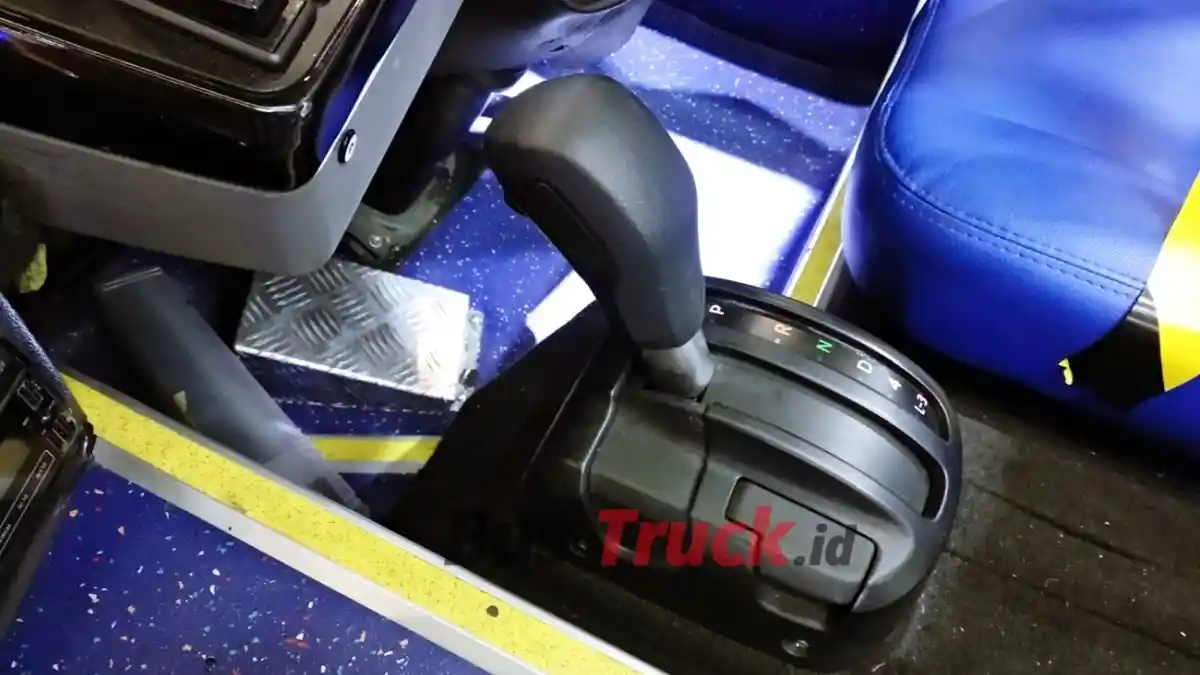 Foto - Hino GB 150 AT Buat Shuttle Pengunjung Palembang Indah Mall