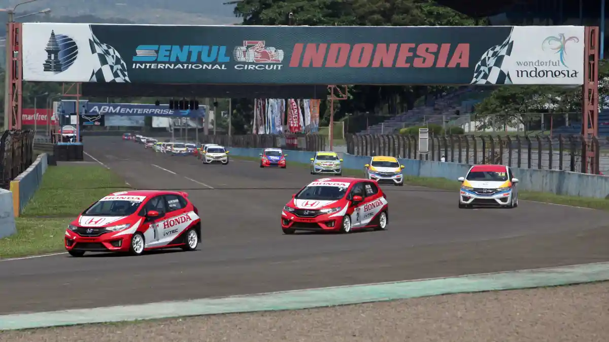 Foto - Honda Gelar Final Balap Brio Dan Jazz Seri Di Sentul Minggu Ini