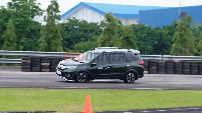 Foto - Mencoba Fitur Pencegah Kecelakaan Pada Sebuah Honda BR-V