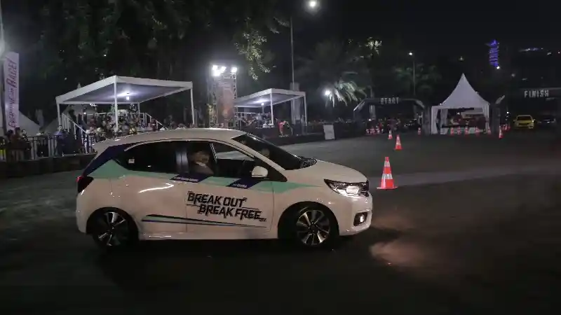 Foto - Antusiasme Pemilik Honda Brio Mengikut Lomba Slalom