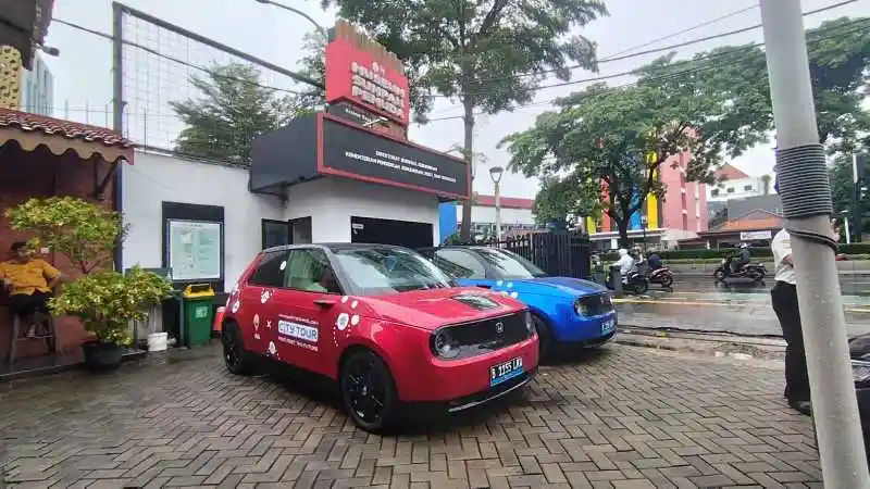 Berita - Mempertemukan Masa Lalu dan Masa Depan Pada Honda e:Technology City Tour