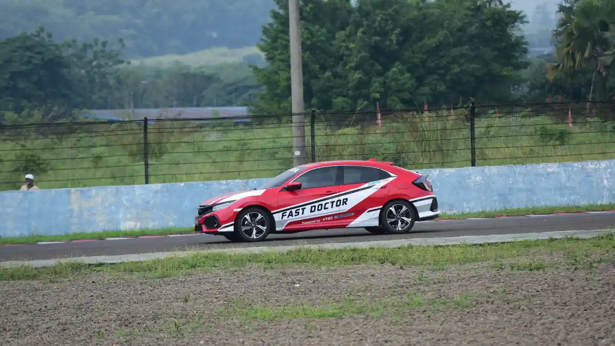 Foto - Honda Civic Turbo Hatchback Kawal Balap Motor Paling Bergengsi di Indonesia