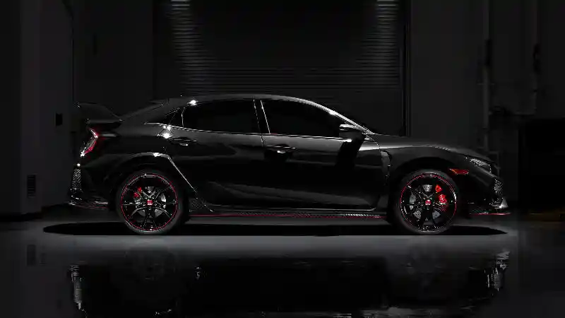 Tips - Mobil Warna Hitam 'Rewel' Ketika Musim Hujan, Simak Tipsnya