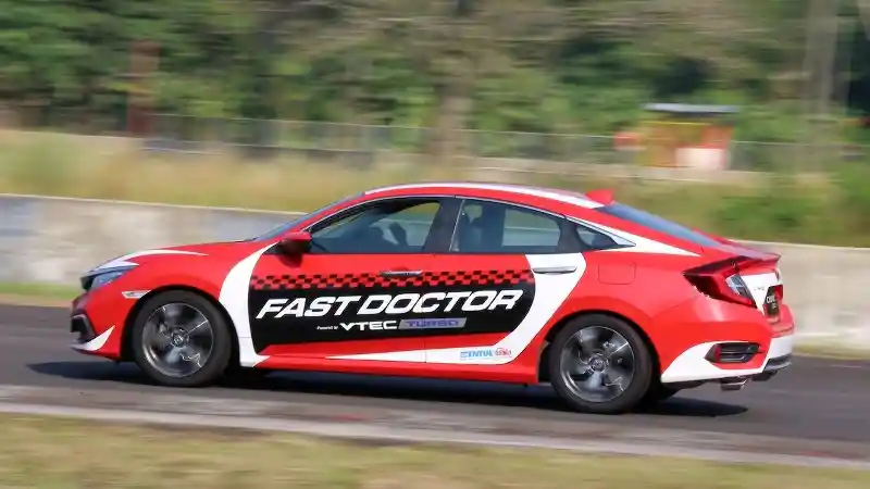 Foto - Beberapa Hal yang Membuat Honda Civic Turbo Layak Memandu Balap