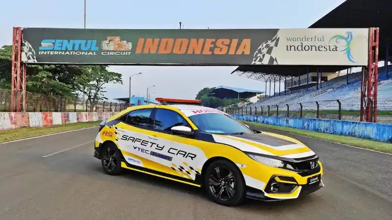 Foto - Beberapa Hal yang Membuat Honda Civic Turbo Layak Memandu Balap