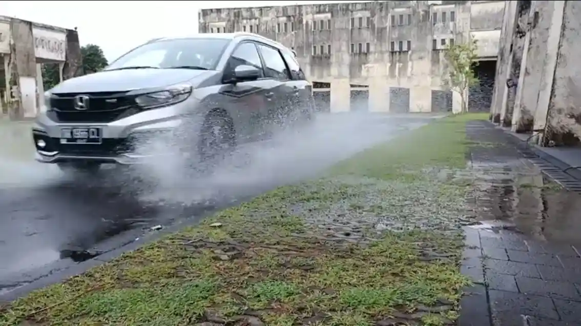 Tips - Terpaksa Terjang Banjir? Lakukan Hal Ini Setelah Berhasil