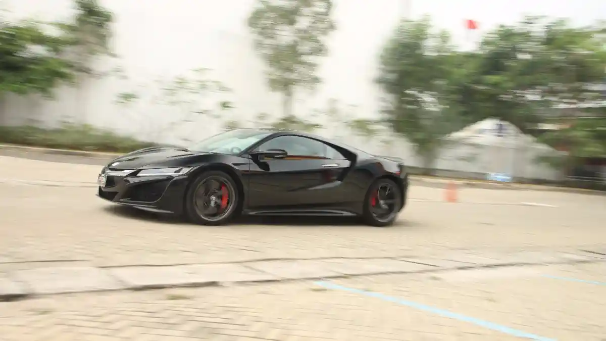 First Drive - First Drive: Honda NSX Hybrid 2017