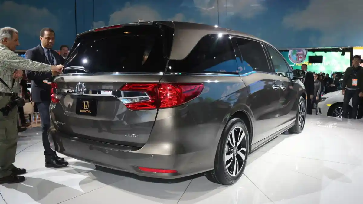 Foto - Honda Odyssey 2018 Meluncur Di AS. Terinspirasi Bentuk Mobilio?