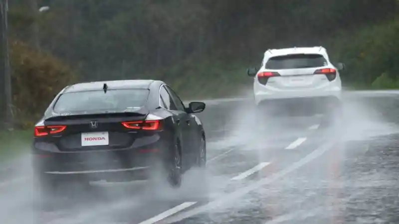 Foto - 5 Hal Yang Perlu Diperhatikan Ketika Mengemudi Dalam Kondisi Hujan Lebat