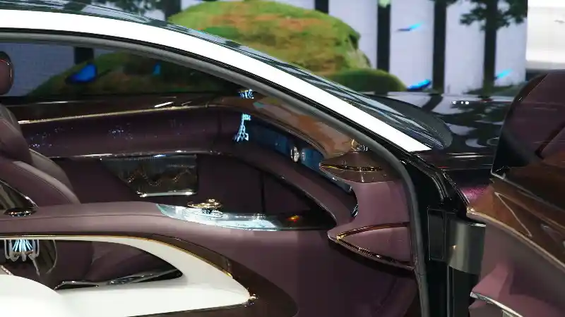 Foto - Hongqi L-Concept, Konsep Edan Mobil Mewah Tanpa Kemudi Dan Punya Hiasan Lampu Gantung