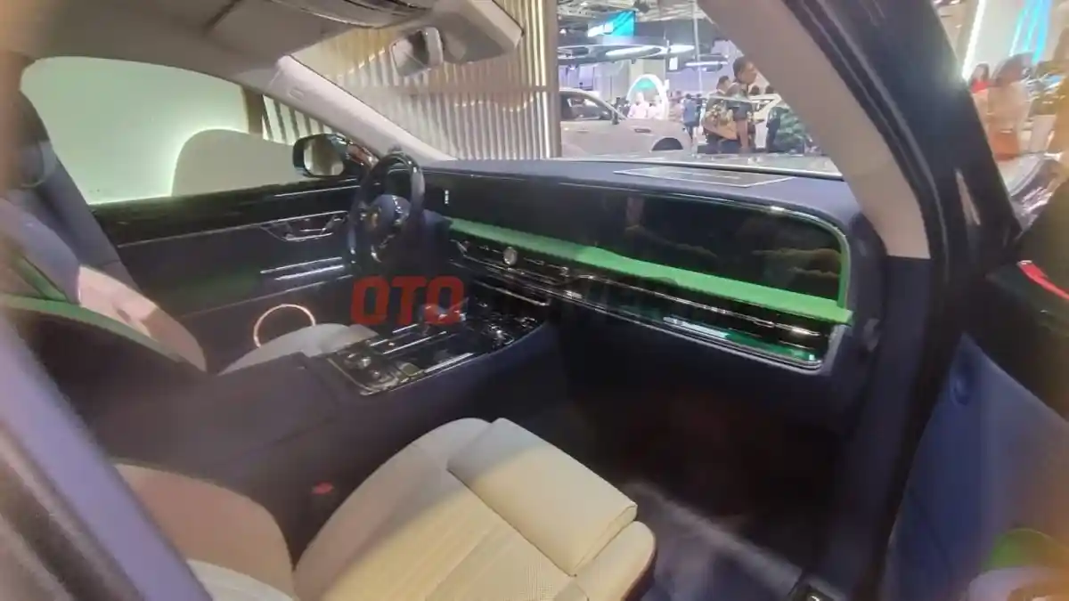 Foto - Berjumpa Langsung Hongqi Guoli, Limousine Ultra Luxury Untuk Para Tamu Negara