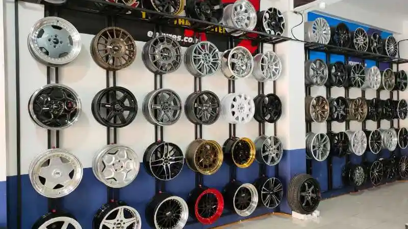 Foto - HSR Wheel Serentak Buka 14 Gerai Resmi Di Jawa