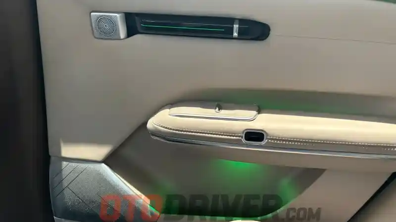 Foto - Cocok Buat Bos, Inilah 5 Fitur Mewah di Kursi Baris Kedua Hyptec HT