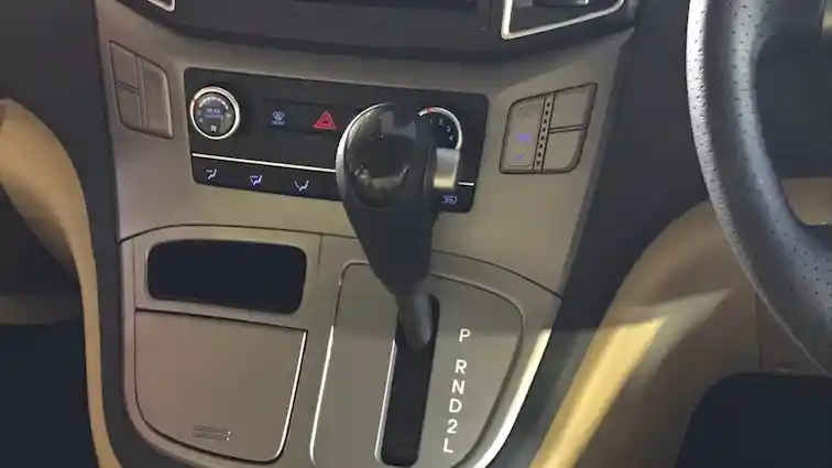 Foto - Komparasi Spek Toyota Hiace Commuter VS Hyundai H-1