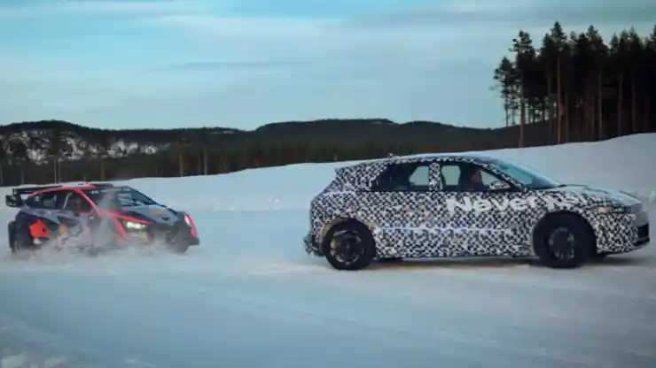 Foto - SPY SHOT: Hyundai Ioniq 5 N Tandem Drifting Dengan Mobil Rally