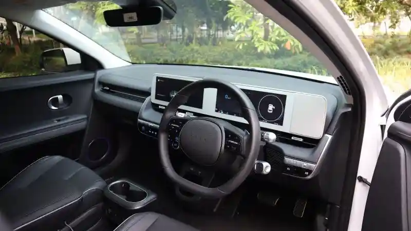 Foto - Membasmi Bau Tak Sedap Ketika Mobil Digunakan Hujan-Hujanan