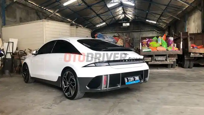 Foto - Membandingkan BYD Seal Dengan Hyundai Ioniq 6, Harga Timpang Performa Mirip