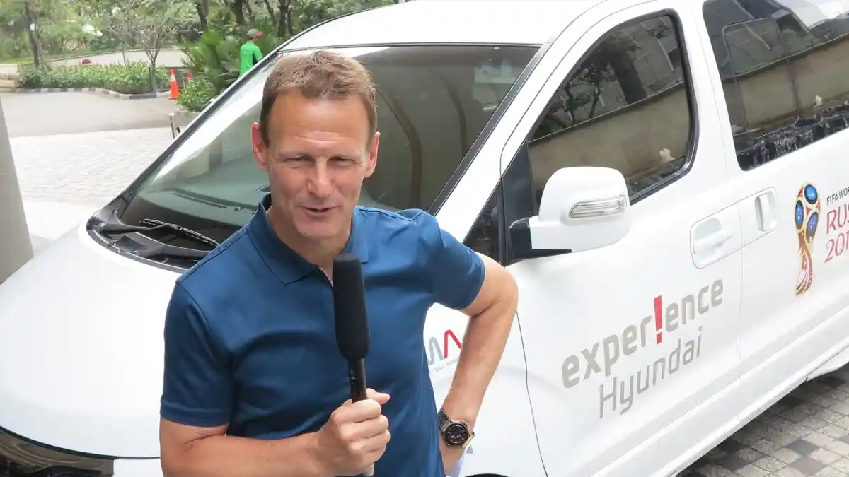 Foto - Komentar Pesepak Bola Inggris Naik Hyundai di Jakarta