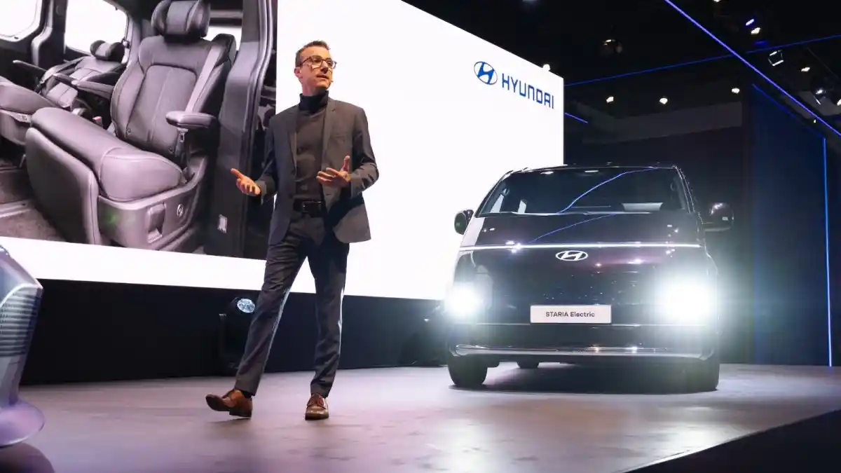 Foto - Hyundai Staria Electric Resmi Melakukan Debut Dunianya