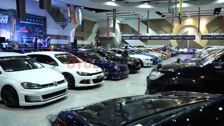 Foto - 300 Mobil Modifikasi Bikin 'Panas' Acara IAM MBtech