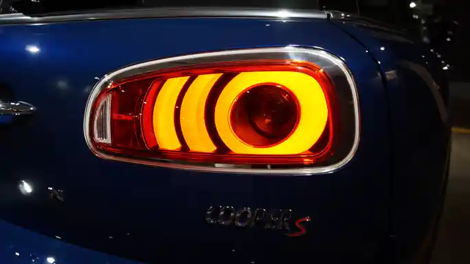 Foto - Ini Sebab Lampu Sein Berkelir Jingga