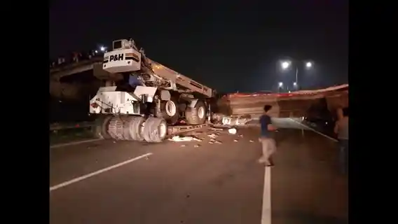 Foto - Ambruknya Jembatan Penyeberangan Tol JORR Karena Dihantam Truk