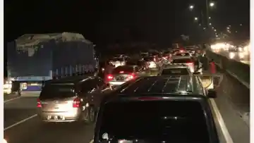 Foto - STOP PRESS: Jembatan Penyeberangan Di Tol JORR Ambruk