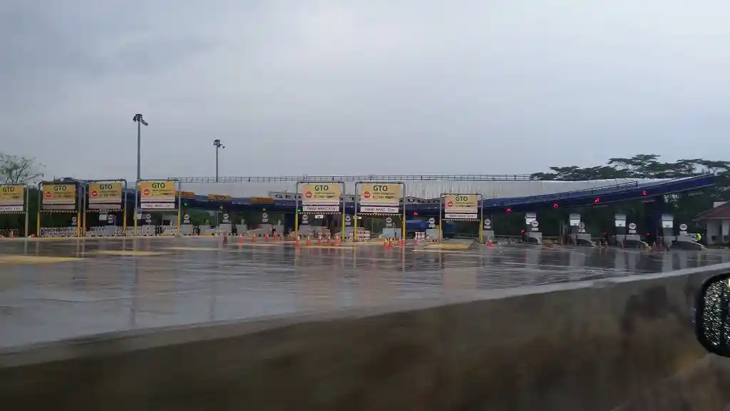 Foto - Hujan Lebat, Tol Cikarang Banjir dan Gerbang Tol Cikunir 2 Ambruk 