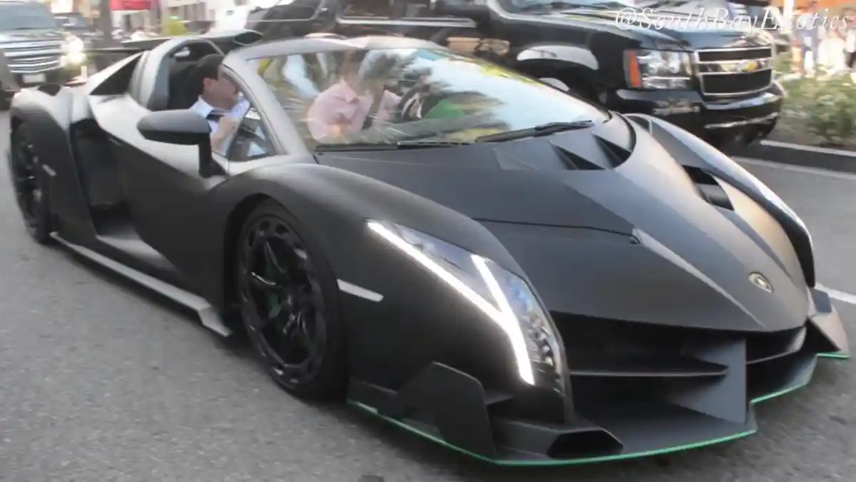 Foto - Langka! Lamborghini Veneno Roadster Terjebak Macet