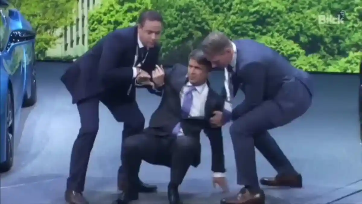 Berita - VIDEO: CEO BMW Terjatuh Di Panggung Saat Presentasi