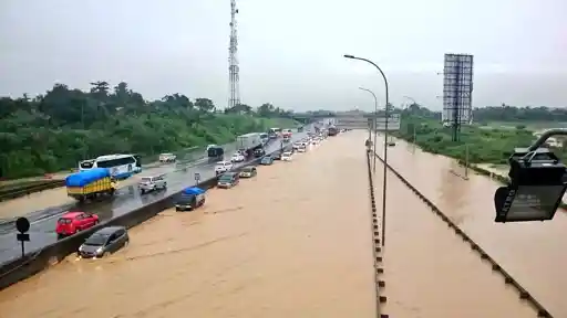 Foto - TIPS: Melintasi Banjir Dengan Aman, Ini Teknik Simpelnya