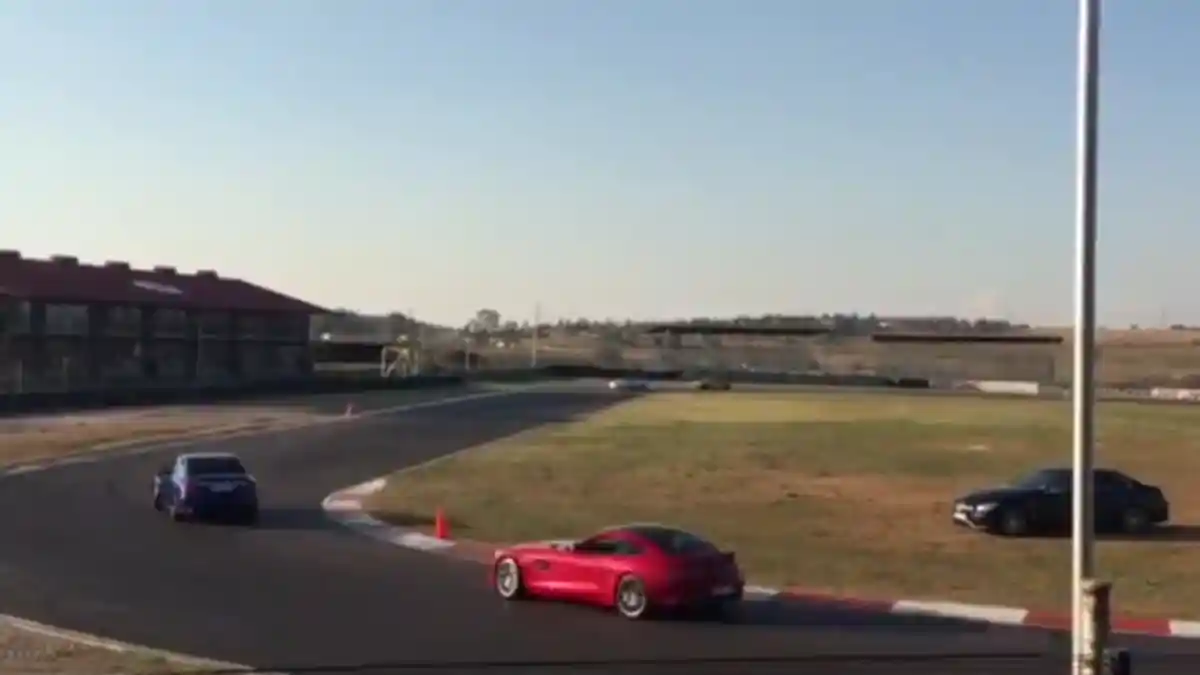 Berita - VIDEO: Walah, Sedang Show 2 Mercedes-AMG Malah Tabrakan