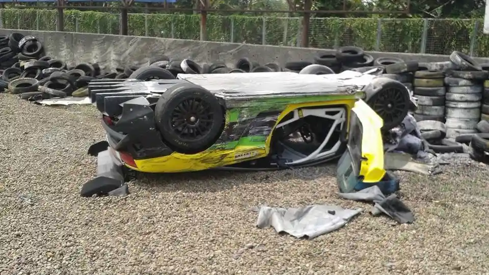 Foto - Lamborghini Berlogo GrabCar Terbalik