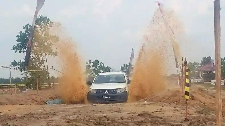 Foto - Tes Langsung All New Triton Di Jalur Ekstrem. Seberapa Tangguh?