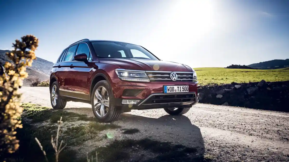 Foto - Volkswagen Tiguan Bermesin Kecil Bisa Kalahkan Toyota Fortuner?
