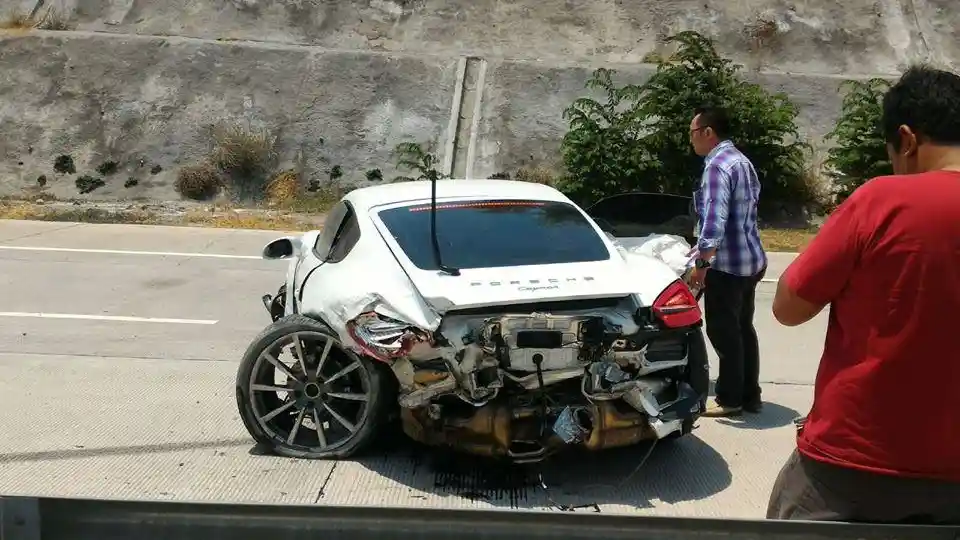 Foto - Diduga Ugal-ugalan, Porsche Cayman Hancur di Tol Pandaan, Surabaya