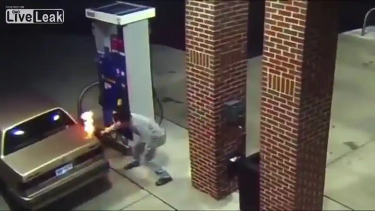 Berita - VIDEO: Mau Bunuh Laba-Laba, Pria Ini Malah Membakar SPBU