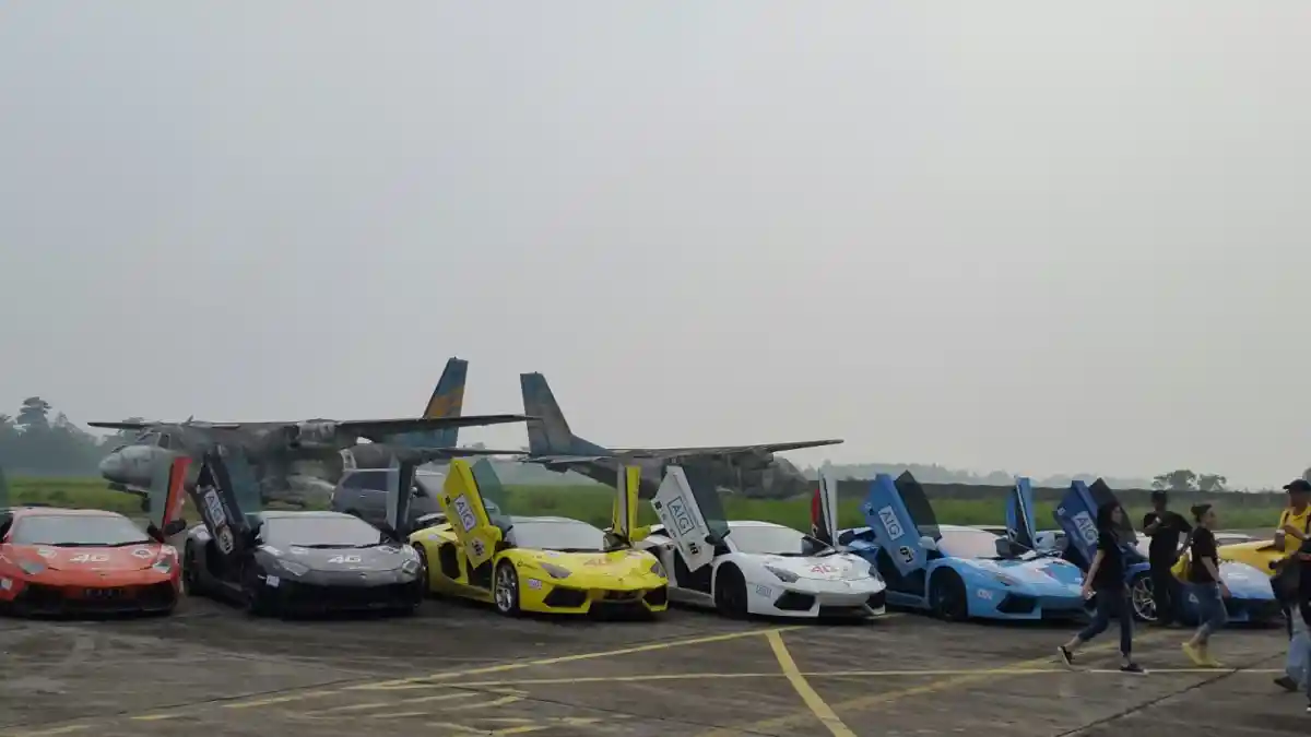 Foto - Adu Kebut Lamborghini Di Bandara Polonia