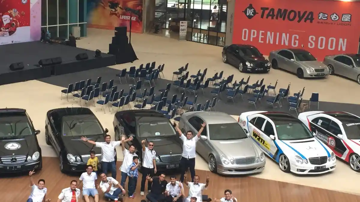 Foto - Mercedes-Benz W211 Club Indonesia Hibur Anak Panti Asuhan Jelang Natal