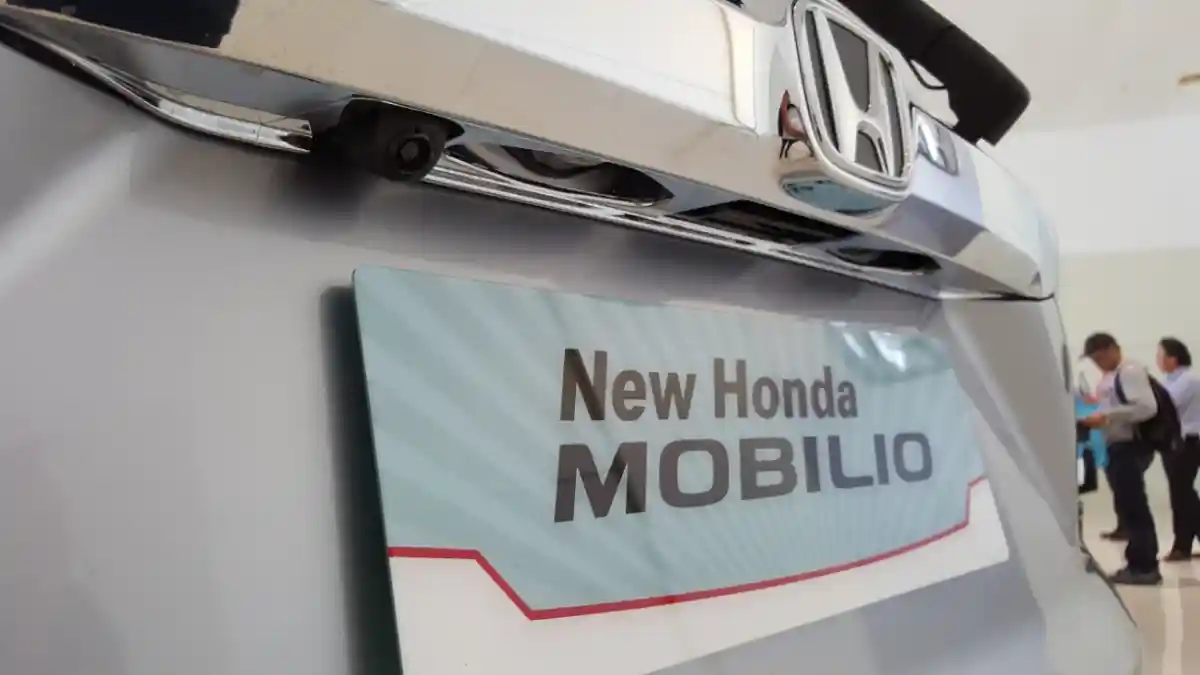 Foto - Aturan Baru, Semua Mobil Wajib Punya Kamera Mundur di AS