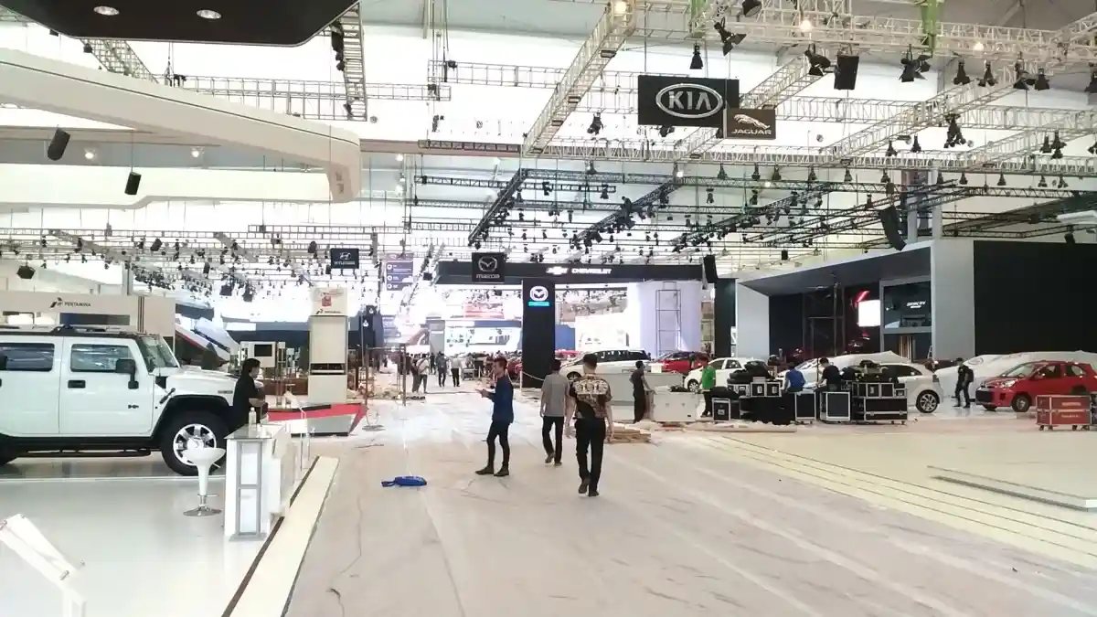 Berita - Intip Persiapan GIIAS 2016, Beberapa Mobil Baru Berhasil Diabadikan (15 Foto)