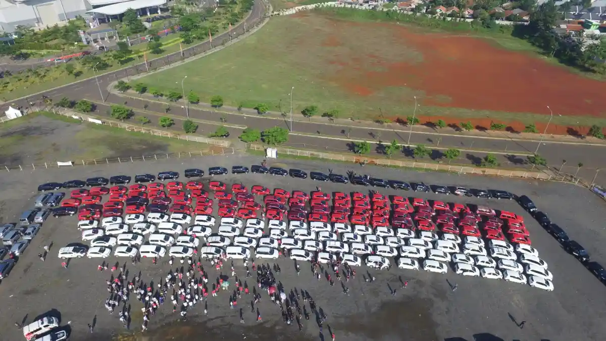 Foto - Ratusan Mobil Merah Putih Hiasi Sekitar GIIAS 2016 (7 Foto)