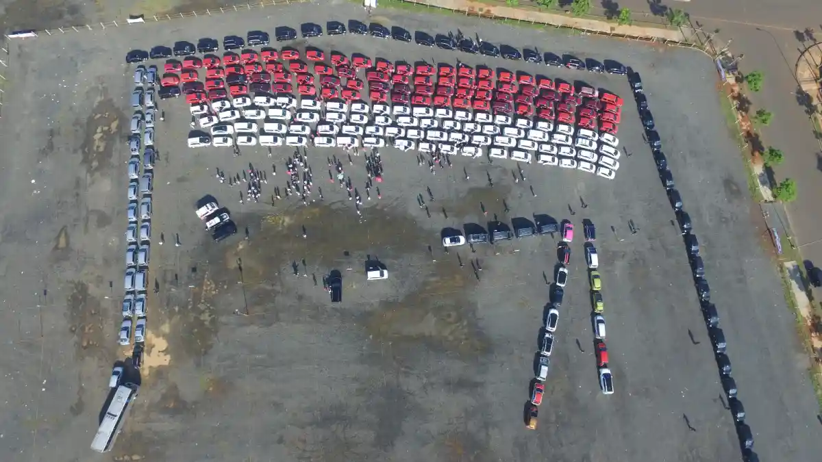 Foto - Ratusan Mobil Merah Putih Hiasi Sekitar GIIAS 2016 (7 Foto)