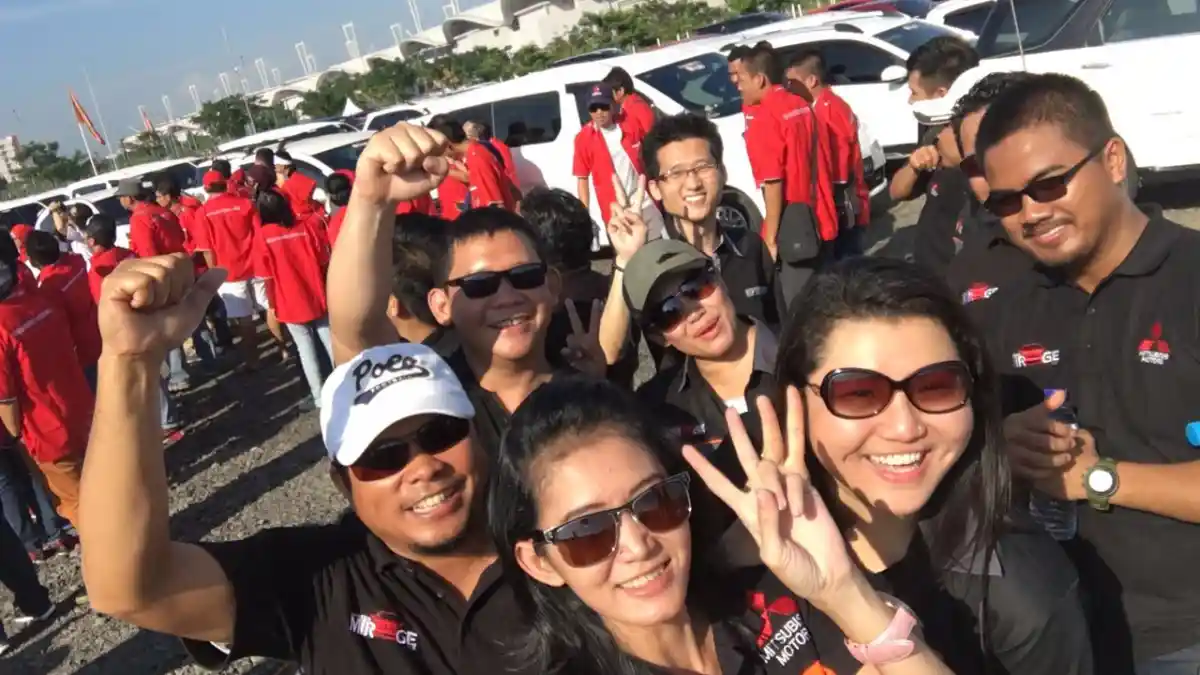 Foto - Ratusan Mobil Merah Putih Hiasi Sekitar GIIAS 2016 (7 Foto)