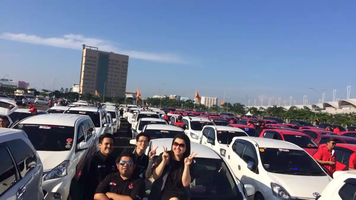 Foto - Ratusan Mobil Merah Putih Hiasi Sekitar GIIAS 2016 (7 Foto)