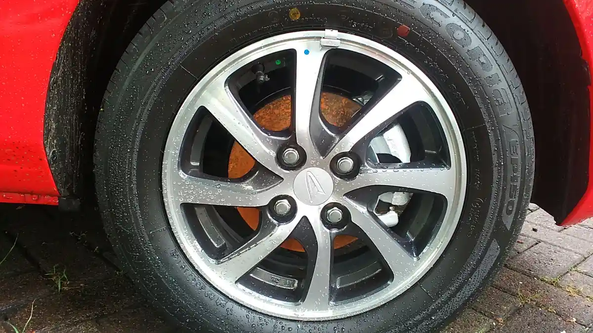 Foto - Komponen-Komponen Ini Rawan Rusak Jika Mobil Dibiarkan Setelah Kehujanan